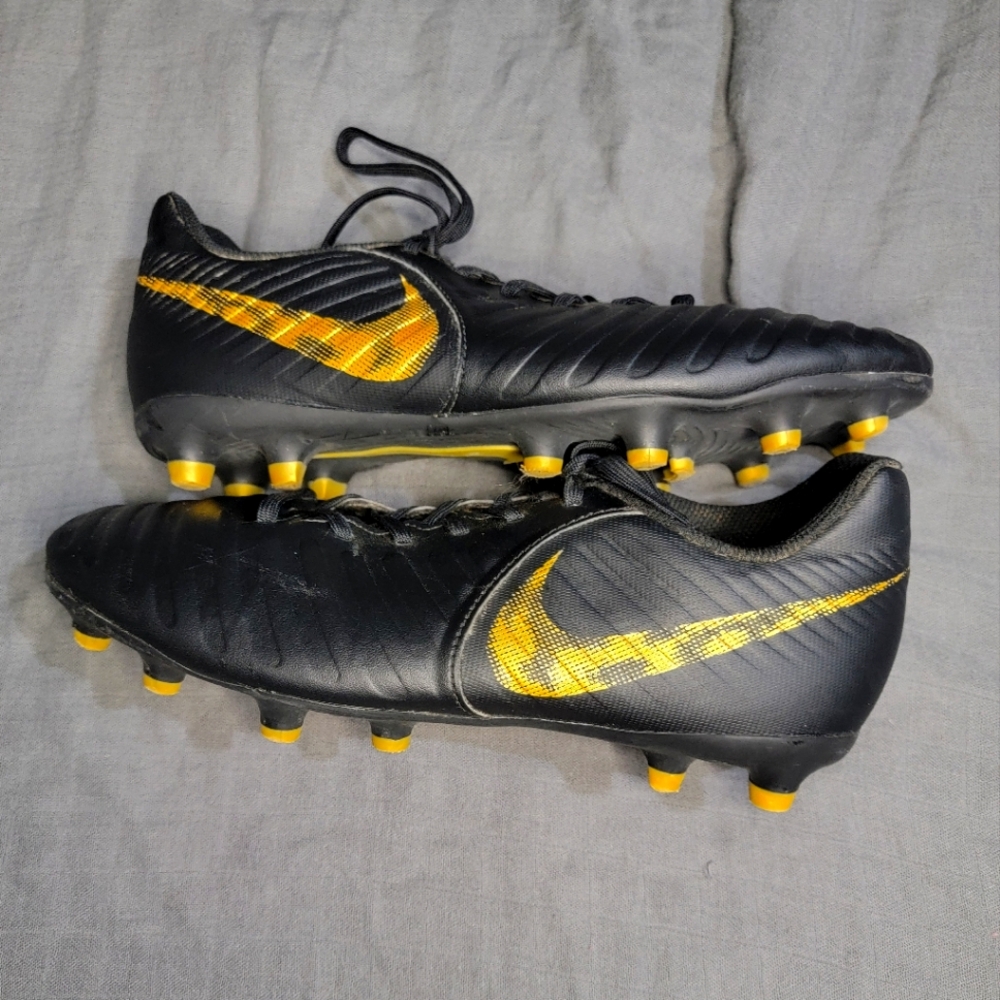 Size 6.5 Nike Tiempo soccer cleats